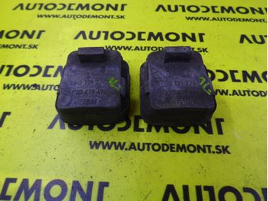 8D0121276 - Silentbloky chladiča vody - Audi A4 1995 - 2001 A6 1998 - 2005 A8 1994 - 2003 VW Passat 1997 - 2005 Škoda Superb 2002 - 2008