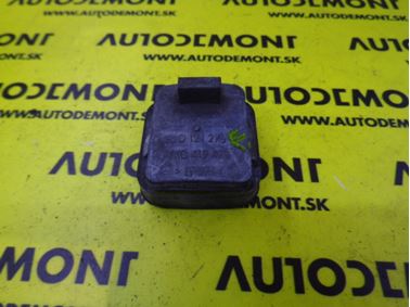 8D0121276 - Silentblok chladiča vody - Audi A4 1995 - 2001 A6 1998 - 2005 A8 1994 - 2003 VW Passat 1997 - 2005 Škoda Superb 2002 - 2008